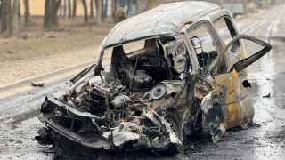 Сгоревший после подрыва автомобиль в Белгороде