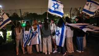 Израильские скауты в Петах-Тикве в ожидании освобождения заложников 