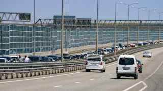 Автомобили заезжают на Крымский мост