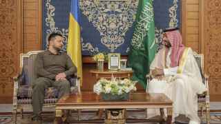 Президент Украины Владимир Зеленский и наследный принц Саудовской Аравии Мухаммед бен Сальман Аль Сауд во время саммита Лиги арабских государств в Джидде